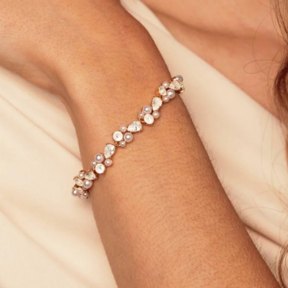 Elegant Pearl and Gold Bracelet